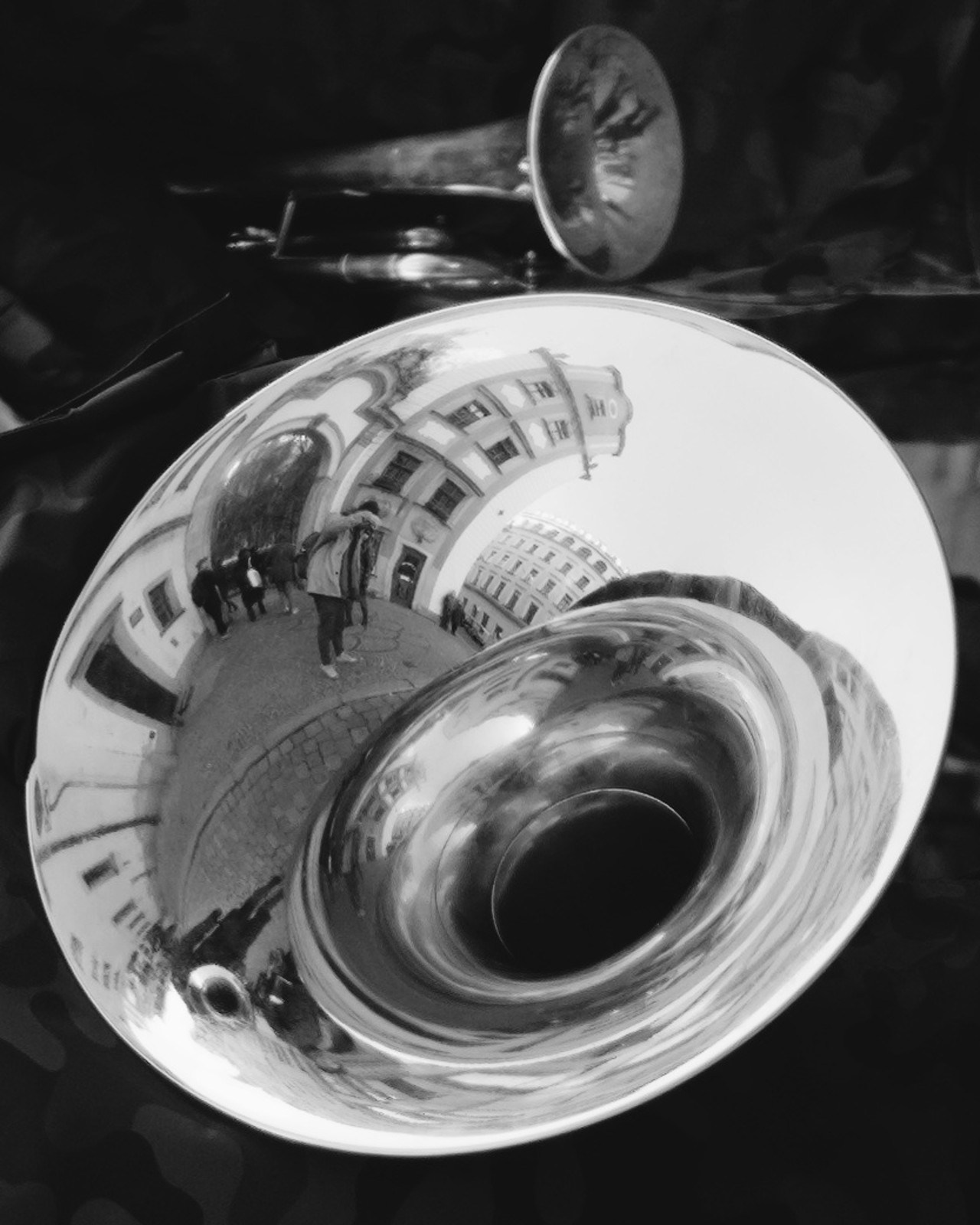 City Curved in Brass